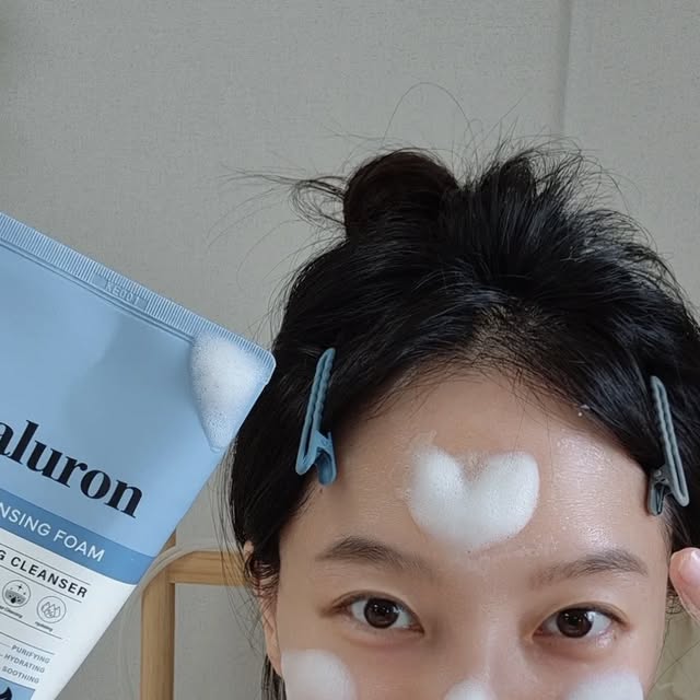 kaheelee 달보드레 콩닥이 꽁냥이 on Instagram: "#광고
열감 오르고 장시간 에어컨 바람에 노출되서
피부 건조해지는 요즘🤍 일상에서 자극받는
피부에게 클렌징마저 자극되면 더 예민해져서
피부 장벽은 쉽게 무너지더라구요😔 
그래도 꼼꼼한 클렌징 중요하니까 이보라 
바이오틱딥글렌징폼으로 부드럽게 케어해줘요🩵🫧☁️
거품이 오밀 조밀 쫀쫀해서 마사지하듯 롤링하면
자극없는데 메이크업 잔여감 없이 말끔하게 
클렌징되서 개운해요🩵🫧🤍
#바이오틱딥클렌징폼 #evvora
.
.
풍성하고 쫀쫀한 거품으로 부드럽게 자극없이 모공 속 노폐물까지 제거해줘요🫧
히알루론산과 락토바실러스 발효 추출물이 함유되어 촉촉한 수분감이 있고 세안 후에도 피부 당김 없이 마무리되서 좋아요🩵 

#skincare #korean #skin #clensingfoam #cleanser  #dailyskinroutine #저자극클렌징 #클렌징폼 #데일리클렌저 #클렌징 #뷰티모델 ##좋아요반사"