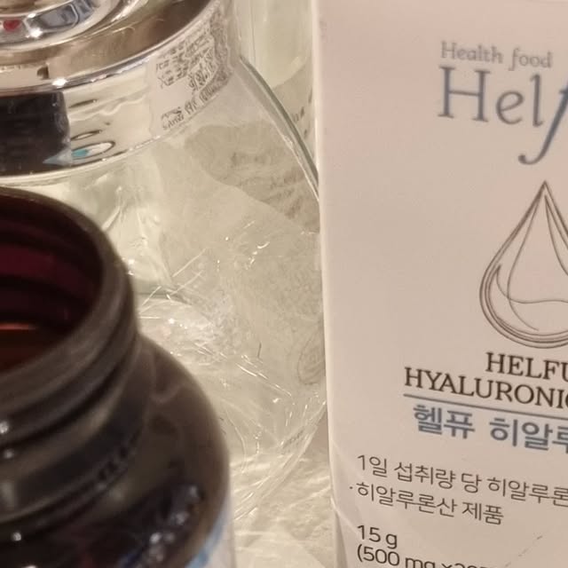 댕글⭐ on Instagram: "#광고 하루한번 먹는 히알루론산 으로 피뷰 수분 지켜내기! 🩵🤍 꼭 필요한 성분만 담은 #헬퓨#히알루론산 캡슐 인데요 피부에 아무리 뭘 발라봐도 결국 속부터 건조한