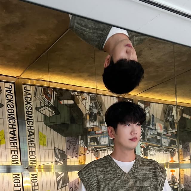아리까리그란데 on Instagram: "#광고

요즘 진짜 손이 자주 가는 바지 있어.
허리부터 밑단까지 툭- 하고 자연스럽게 떨어지는 와이드핏 버뮤다 데님 팬츠인데,
입자마자 “어? 이거 뭐지?” 싶을 정도로 핏이 예뻐.
부드럽고 탄탄한 원단이라 하루 종일 입어도 진짜 편하고,
매트한 니켈 리벳이랑 빈티지한 워싱 덕분에 그냥 티셔츠 하나만 입어도 멋이 살아.
지퍼도 YKK라서 부드럽게 착착-
작은 디테일까지도 신경 쓴 느낌이라 더 마음에 들어.
데일리룩, 여행룩, 심지어 꾸안꾸까지 다 어울려서
진짜 다방면으로 잘 입게 될 데님 팬츠야.
이건 찐으로 추천하고 싶어서!
스타일링 컷은 피드 아래에서 확인해줘 :)

키 183cm
몸무게 75kg
M사이즈 착용

#스탠다드에러#데님팬츠#빈티지팬츠#남여공용팬츠#데님#팬츠#바지#워싱팬츠#와이드팬츠#데일리룩#코디추천#standarderror#denim#pants#버뮤다팬츠#버뮤다#반바지"