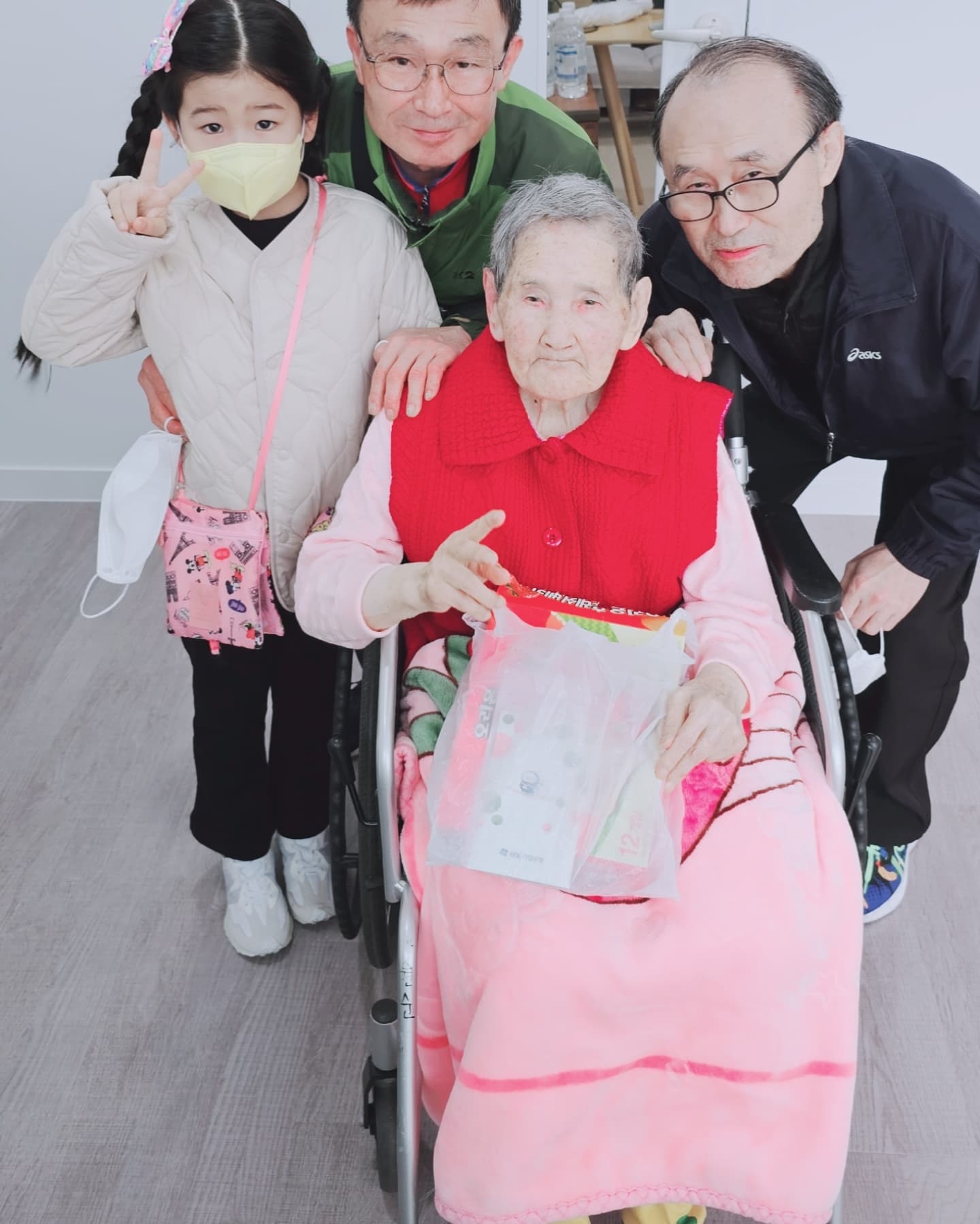 -

할머니 잘지내고있어? 할머니가 있는곳은 어때?
할아버지 만나서 잘지내고있는거지?

벌써 1년이지나서 우리할머니 첫기일이네..
시간 진짜 빠르게 지나간다 그칭?

하늘에서 우리 하연이 태어난거 봤어?
이쁘고 건강하게 태어나서 아프지않고 잘크고있어!!
할머니가 하연이도 봤으면 더 좋아했을텐데..
그게 너무 아쉽고 마음이 아프네..

난 아직도 할머니 웃는모습,목소리가 너무 생생한데 
이제는 들을수없고 사진으로만 볼수있다는게 속상하당..
사진좀 더 많이 찍어둘걸 ..
할머니사진첩에 더이상 사진이 늘어나지 않는다는게 또 슬퍼..

할머니!
왜 내꿈에 안나와?????
딱 한번만 꿈에 나와서
할머니는 잘지내고있다고 
우리슬기 잘하고있다고 한번만 얘기해주라..

늘 우리슬기라며 불러주던 할머니 목소리 한번듣고싶다..

보고싶어 할머니..❤️
많이사랑해❤️

ㅤㅤ