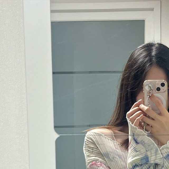 은규 on Instagram: "#광고 가을 바람에 살랑이는 에어크림의 잉크 페인팅 쉬폰 긴팔 탑을 소개해요 🍂✨ 유니크한 잉크 페인팅 디자인이 돋보이는 이 탑은 가볍고 부드러운 쉬폰 소재라 착용