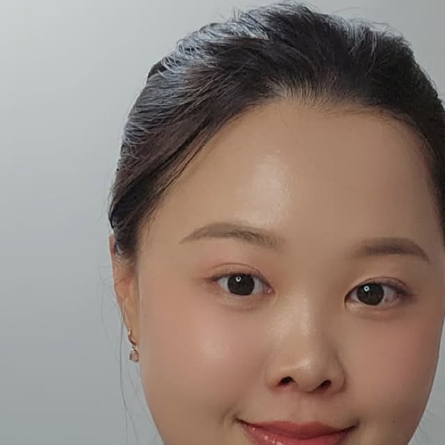 장햅삐의 관심사 on Instagram: "#광고
보뤼쒸~보리씨~~~가 광고모델로 있는 비건 이펙트 청보리 젤클렌저를 아시나요?? 네. 저 그 "비건이펙트 그린 청보리 라하 젤클렌저" 소개하러 왔어요 ㅎㅎ 
저는 피부는 좋단 소리는 참 많이 듣는데 대부분 화장으로 좀 가려져서 그렇지 제가 속피부를 지워 보여드리지 않아서 그런거지 요철이 좀 있었거든요...아니 왜 짜지지도 않는것이.. 없어지지도 않냐구.. 근데 이번에 바꾼건 세안제와 크림 뿐인데 크림은 단순 수분크림이기에 효과는 큰게 없을거라 세안제가 제 피부를 좀 바꿔 준것 같단 생각이 들더라구요!!!

난 꼼꼼히 했다고 생각한 세안을...음..세안제를 바꾸고 이렇게 생각이 바뀌게 하다니..노폐물이 쌓여 발생하는 피부요철 왜 안없어지지 고민만 하지말고 세안제 한번 바꿔보는것도 추천드려요! 
역시 지우는게 중요한게 피부 노폐물을 잘 흡착해서 잘 빼내주는게 잘 녹여주는게 중요하더라구요!
그리고 세안 후에도 당김이 없기(몇분동안만) 때문에 스킨케어 하러 가는시간까지 덜땡기더라구요 ㅎㅎ
건조한 피부 / 노폐물&각질 / 피지 분비에 대한 고민이 있으셨던분들은 한번쯤 청보리 젤 클렌저로 매끈한 피부 만들어보는 첫단계 밟아 보셨음 해요 !!!

청보리는 꽤 좋은 효과를 갖고 있던데요 보니 피부결 개선과 수분 충전에 효과적이고 히알루론산보다 20% 높은 수분 저장력과 피부 진정과 피지 생성을 막아주는 효과가 있더라구요!!
왠지 청보리에..빠지게 생김...ㅋㅋㅋㅋ
나중에 저도 만약에 내 화장품을 만들어보는 기회가 생긴다면 청보리로 만들어 보고싶어지네요 ㅎㅎ
아주 수분 꽈~악 잡은 제품으로다가!!!!

건강한 피부 상태는 PH5~6인 약산성인거 아시쥬??
너무 산성쪽 / 너무 알카리성쪽으로 치우치지 않게 편안한 피부 환경을 유지해주자구요 ㅎㅎ

#요철모공 #피지케어 #비건이펙트 #젤클렌저 #청보리 #젤클렌저추천 #청보리클렌저 #라하 #라하젤클렌저 #비건이펙트클렌저 #노폐물 #피지 #요철 #요철관리 #데일리케어 #일상 #데일리"