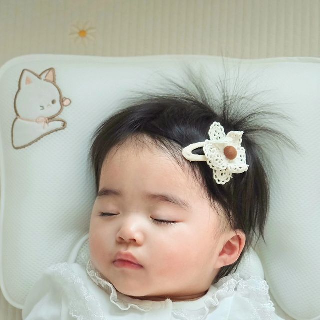 아기모델 채이 ᴄʜᴀᴇɪ ᰔ on Instagram: "#광고 #아이누오
열많고 땀많은 아기라면 필수템.ᐟ

채이는 여러가지 베개를 사용하고 있는데 여름용 베개가 없었는데
이번에 아이도 시원하게 사용하면서 경추보호까지 가능한 베개를 알게되었어요

아직 여름이 되기도 전인데 자고 일어나면
뒷통수가 땀범벅인 채이를 위해 베개를 바꿔줬는데
시원해서인지 평소보다 더 꿀잠자고 뽀송하게 일어나서 너무 좋아요💗

 ❛아이누오❜는 단두증,사두증 진단을 받은 둘째아이를 위해
아빠가 직접 만든 아이베개라서 더 믿음이 가는 브랜드에요
대부분의 아기 베개는 중국산이지만
아이누오는 100% 국내생산 제품이고
산후조리원, 어린이집에서도 사용하는 믿고쓰는 베개입니다

신생아제품과 유아제품이 따로 있어서 함께 사용하기 좋고
인체공학적인 디자인으로 아이의 목을 편안하게 지지하고 베개 이탈방지에 효과적입니다

베개 본체와 목지지대 충전재 밀도를 달리해서 아이의 경추를 보호해줍니다 (경추 보호 베개 특허 획득)

성장하는 아이의 체형에 맞게 사용가능한 3단계 목지지대가 있어요
◾1단계 (0~6개월)
◾2단계 (6~12개월) 
◾3단계 (12~24개월)

🏷아이누오 피트 쿨 캣 베개 

💘ᴛʜᴀɴᴋs ᴛᴏ @inuo_inuo

#아기베개 #아이베개 #유아베개 #두상베개 #아이두상베개 #아기두상베개 #아기베개추천 #아이베개추천 #아이경추베개 #아기경추베개 #키즈베개 #주니어베개 #출산선물 #육아선물 #육아템 #육아추천템 #육아템추천 #신생아베개 #신생아베개추천 #임신선물 #임신축하선물 #아이누오아기베개 #짱구베개 #통잠베개 #출산선물추천"