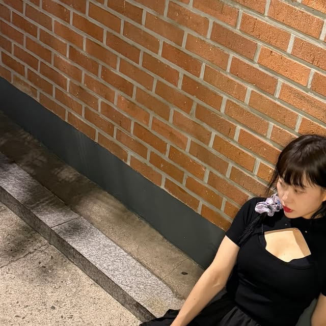 임라온 LIMRAON on Instagram: "#광고 빈티지 러블리 무드

레이스 디테일과 가볍고 소프트한 원단
비바브라운 85-VIVA140 레이스 밴딩 프릴 숏 스커트

허리 부분 밴딩 디테일로 안정적인 착용감
속치마까지 든든하게 내장되어 있어서 활동성도 최고

#비바브라운 #하의 #스커트 #치마 #레이스치마 #프릴 #스커트추천 #페미닌 #러블리 #vivabrown #skirt #bottom #fashion #ootd"