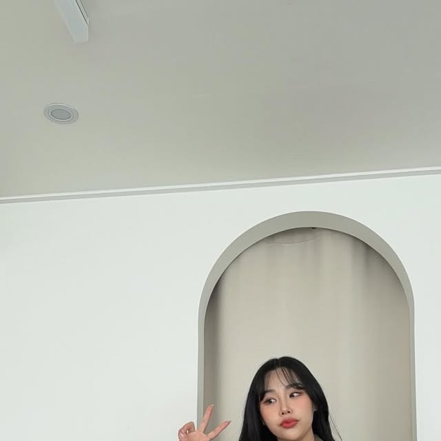 정인 on Instagram: "#광고 @standarderror_official 이제 곧 다가올 봄에 자주 입을 스탠다드에러 스웨이드 자켓🖤 클래식한 카라넥과 2WAY 지퍼로 다양한 연출 가능해요! 소매와 밑단 밴딩으로 안정감