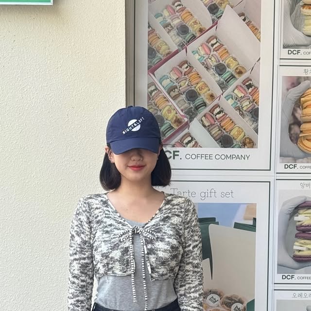 민나 on Instagram: "#광고 #협찬 @standarderror_official 💙🫧

오랜만에 날씨 좋은 주말, 스탠다드 에러의 데님 팬츠와 함께한 카페 나들이 🤤

스티치 카펜터 버뮤다 데님팬츠 인디고 제품으로 색상은 블랙/인디고 두 가지로 저는 인디고 색상을 착용했습니다✨s사이즈로 골반에 걸쳐지는 여유로운 허리 둘레이고 와이드판 핏의 버뮤다 팬츠라 더욱 편하게 입기 좋았어요🤍☕️

#스탠다드에러 #STANDARDERROR #남여공용팬츠 #데님 #데님팬츠 #팬츠 #바지 #와이드바지 #워싱팬츠 #버뮤다팬츠 #버뮤다 #반바지 #데일리룩 #바지추천 #DenimPants #Denim #Pants"