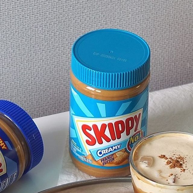효니 홈카페 on Instagram: "#광고 #SponsoredbyHormelFoods
아시아 태평양 지역 내 No.1* 땅콩버터 브랜드인 스키피® 땅콩버터 2종과 함께한 홈카페🥨*유료모니터 자료기준 

스키피® 땅콩버터 슈퍼청크를 넣어 만든 땅콩버터쿠키는
땅콩버터 속 볶은 땅콩 알갱이가 가득 들어있어 따로 견과류를 추가하지 않아도 오독오독한 식감의 짭조름하면서 고소한 맛까지 더해진 쿠키를 맛볼 수 있어요〰

스키피® 땅콩버터 크리미를 사용한 땅콩버터크림라떼
크림에 스키피® 땅콩버터 크리미를 넣어 섞어 라떼 위에 올려주면 땅콩크림라떼 완성! 크리미한 질감이 특징이라 부드럽게 마실 수 있는 크림라떼랑도 찰떡🤎

스키피®땅콩버터를 사용하여 만든 땅콩버터쿠키와 땅콩버터크림라떼 레시피도 아래 남겨놓을테니 꼭 한번 만들어보세요!

🥜스키피®땅콩버터쿠키(30g씩 8개 분량)
땅콩버터 45g, 무염버터 50g, 설탕 55g, 소금 약간, 계란 25g, 박력분 85g, 베이킹소다 1g, 베이킹파우더 2g
175℃/175℃ 10분 예열 170℃/170℃ 14분 + 175℃/175℃ 5분 굽기

🥜스키피®땅콩버터크림라떼
얼음, 우유 100ml. 에스프레소 2샷, 땅콩버터크림(크림 70g, 땅콩버터 1t)

유분리가 거의 일어나지 않아 깔끔하고 쉽게 먹을 수 있으며
글루텐 / 트렌스지방 / 콜레스테롤 프리로 남녀노소 누구나 건강하게 즐길 수 있는 땅콩버터인 스키피® 땅콩버터로 집에서도 맛있는 음료와 디저트로 만들어 즐겨보세요!🕺🏻

🚛5월 스키피® 푸드트럭 깜짝 방문이벤트 진행예정!
 스키피®의 제품도 구경하고 샤쉐 제품도 제공된다고하니 관심 있으신 분들은 일정에 맞춰 구경하러가보세요!
(선착순 200명은 스키피® 아이스크림 증정/SNS에 푸드트럭 촬영해 업로드시 럭키드로우 이벤트 참여가능)

2024. 05. 04 (토) ~ 05. 06 (월) 
제 22회 파주출판도시 어린이 책잔치 (어린이날 주간에 진행)
2024. 05. 09 (목) ~ 05. 10(금) 숭실대학교 
2024. 05. 13(월) 세종대학교
2024. 05. 14(화) 서울시립대학교
2024. 05. 16(목) 경희대학교

소개해드리는 장소 외에 다른 곳에도 깜짝 방문 할 수 있다고 하니까 스키피® 트럭 발견하시면 다양한 이벤트 참여해보세요!

#스키피 #SKIPPY #스키피땅콩버터 #스키피땅콩잼 #땅콩버터 #땅콩버터요리 #땅콩버터레시피 #땅콩버터추천 #아이간식 #스키피트럭 #스키피어택"