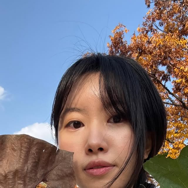 Instagram의 이옹나님 : "한발 남은 가을 이제 얇은 니트의 계절 즐길 수 있을 때 마음껏 즐겨요🎢# Ad 오사와 니트 처음 입어봤는데 보기보다 쫀쫀하구 소매고 넉넉하게 길어서 저처럼 긴팔 원숭인 분들 취저에요 🦍🖤

#오사와 #OSAWA #상의 #니트티 #레이어드상의 #기본티 #티셔츠 #여성스트릿 #캐주얼 #페미닌 #트렌디룩 #데일리룩 #코디추천 #모던시크 #스트릿패션"