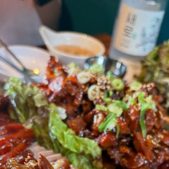 소지훈 on Instagram: "#광고

서울시립대학교 근처 족발 맛집
호야네족발 동대문점 다녀왔습니다. 

반반으로 주문했는데 
여기 족발 신감 너무 좋습니다. 
불족발은 맛있게 매콤한 맛
초1 아이도 맛있게 먹을 수 있는 그런 맛
양이 많은데도 너무 맛있어서 
깨끗하게 다 먹어버렸습니다. 

대화하면서 먹으면서 
자꾸자꾸 손이 가는 그런 맛 입니다. 

그리고 같이 나온 어묵탕은 진짜 맛있어요. 
아이 혼자 두 그릇을 비워내더라고요. 

그리고 같이나온 보쌈김치는 
족발과 찰떡궁합입니다. 

족발이 먹고 싶은 날 또 가겠습니다. 

#족발 #보쌈 #불족발
#막국수 #미니족 #반반족발
#불미니족 #동네맛집 #불족발맛집
#전농동맛집 #청량리맛집 #청량리역맛집
#휘경동맛집 #용답동맛집 #족발맛집
#보쌈맛집 #호야네족발 #동대문로컬맛집
#시립대맛집 #시립대족발 #족발맛집
#동대문핫플 #도시락 #1인분 #혼밥"