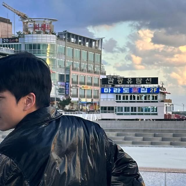 @imnuunm on Instagram: "#제품제공 #협찬 #아이러니포르노화이트라인 #IRONYPORNOWHITELINE #남여공용패딩 #패딩 #패딩점퍼 #글로시패딩 #오버핏 #헤비아우터 #아우터 #레더 #데일리룩 #패딩추천  #Padding 

무난한 패딩은 싫고.. 특별한 패딩 중 원탑 그 잡채 카라 포인와 투웨이 지퍼오 다양한 연출이 가능한 다재다능 패딛 너무 따뜻하고 원단이 좋고 심지어 방수까지"