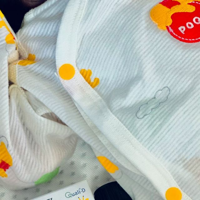 👼🏻로한._.로운의 애개육아일기👼🏻 on Instagram: "#제품제공 

👼🏻👼🏻로로의 비타민 D를 책임져주는 #베베쓰담
로로가 먹는 유산균에는 비타민D가 없어서 따로 챙겨줘야하는데
하루 한번 분유에다가 한방울만 톡 하고 타서 주면 되니까 너무 간편해요🥰

#광고#배배쓰담#신생아비타민D#아기비타민D#키즈비타민D#어린이비타민D#비타민d드롭"
