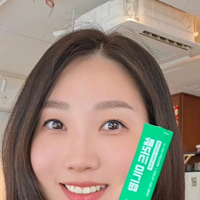 나의행복 on Instagram: "#광고 | 식사루틴 만들기 쉽네~

식사 전에 샐러드 부터 먹으면 
혈당 튀는걸 어느정도 예방 할 수 있는데요,
맛있는 음식이 눈 앞에 있으면 
막상 채소부터 먹기 힘들더라구요ㅠㅠㅠ

음식 먹다보면 폭식하는사람 저예요 저.....

이러다 내 몸 망가지겠다 싶어서
30대부터 식전 루틴으로 관리하려고 해요!

✅️고객관점에서 출시한 미니팝은요~
밥 먹기전 샐러드 미니팝 1포
밥 먹은 후 애사비 미니팝 1포
함께 먹으면 시너지가 up!!!!

새콤달콤한 맛으로 씹어먹는 미니 정제형으로
매일 꾸준히 챙겨먹기 쉽고,
간편하게 들고다니기 좋은 사이즈라 
어디서든 입 심심할때 챙겨먹기 좋은 식전 간식이예요~

✅️샐러드미니팝에는 40종 이상의 야채+과일
✅️애사비 미니팝에는 사과초모식초 40%로

식 전에 채소 대신 샐러드미니팝으로!
식 후에는 소화 잘 되게 애사비미니팝으로
👍식사 루틴 맞춰주고있어요~

맛있어서 꾸준히 챙겨먹기 좋아서
다 먹으면 또 구매하려구요~ :)

이 제품은 공식몰 
「 고객관점.com 」에서 보실 수 있어요~

#샐러드미니팝 #애사비미니팝 #고객관점
#다이어트간식 #식전간식 #식전루틴
#식전습관 #헬시라이프 #폭식방지
#식욕조절루틴 #루틴간식 #새콤달콤 
#가벼운한입"