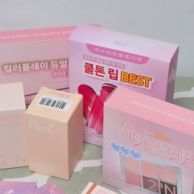 꾸보놀이터 on Instagram: "#광고#올영픽#올리브영추천템#올영필수템#러브버블컬렉션#롱웨어링파운데이션미니#컬러플레이듀얼라이너

@oliveyoung_official

올리브영에서 구매하면 무조건 쟁겨둬야하는 필수템 소개해요 :)
행사중이라 이것저것 추가덤 좋네요!

8월 올영픽! 투에이엔×하츠투하츠 행사로 가격도 할인중이지만,
올리브영 온라인에서 2만원이상 5% 할인쿠폰도 쏘고있숨!

대체적으로 부드럽고 쉐도우의 경우 가루날림없고,
색상도 은은하니 좋아요! 💖 (확실히 사진으로는 자세히 표현이 안되네요 ㅜ)

투에이엔 롱 웨어링 파운데이션 미니🍀는
부드럽게 발리는데 커버력이 좋아서 완죤 추천!
바르면 바를수록 꾸덕한 느낌으로 커버력이 좋네요😆👍

칙칙하고, 생기가 없는 제 피부에 생기를 넣어주기 위해
20호 복숭아 선택했어요. 복숭아로 베이스 바르고
조금 더 밝은 19호 페일 베이지로 하이라이터 부분에 살짝쿵 덧발라서 자연스럽게!😀🙏

너무 흘러내리는 부드러운(?) 느낌의 파데는 덧발라도 밀리기만 하고 커버가 잘 안되던데 이 제품은 덧대면 덧댈수록 올라가서 커버력 좋습니다 👀👍

투에이엔 베러 미 마이팔레트 02 페어리 제품🍀은 다양한 색상이 진심 맘에들어요. 다른 색상의 팔레트도 다양해서 취향껏 선택하시면 되요. 페어리는 미지근톤으로 톤 걱정없이 다양하게 사용가능!
06 마호가니로 눈썹도 그리고, 아이라인 쉐도우로도 가능!
01 샤이닝으로 애교살
05 스테이로 애교살 라인 그려줬어요.

퓨어 글래시 하이라이터🍀
01 피치밤으로 광대위에 살짝쿵 바르고
02 핑크벨로 T존 위주로 

컬러플레이 듀얼 라이너🍀로 아이라인 
베러 미 싱글 섀도우 01 플라워 샤워🍀로 눈두덩이

듀얼치크 쥬시피치🍀로 볼터치!
저는 이 색상이 인위적이지 않고, 부농부농 색감이라 취저네요 😀👍

글레이즈 바운싱 틴트 09 캔디 츄🍀 
틴트 신기해요! 촉촉하게 발려서 건조한 입술에 딱이구요!
발랐을때 시원한 샤한 느낌이 나요!
청량한 멘톨성분이 들어있기 때문에 마일드한 플럼핑 효과까지!
레이어링해도 밀리거나 깨지지 않아서 더 좋음!!💖"