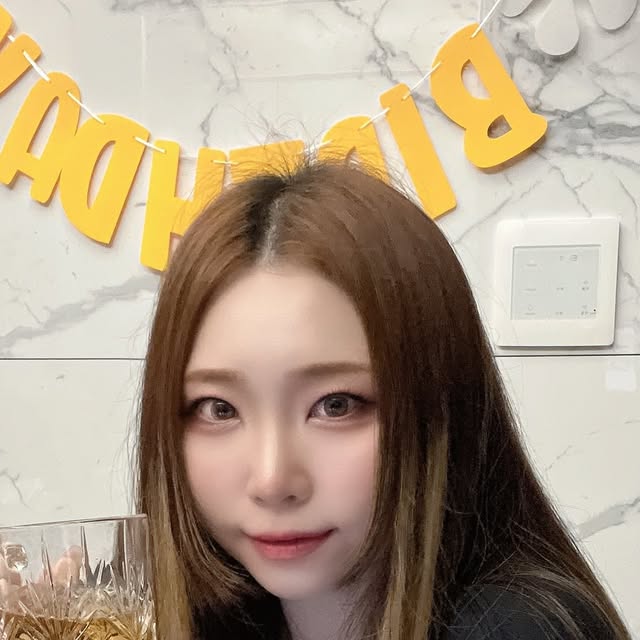 지 현 ᴊɪ ʜʏᴜɴ on Instagram: "#광고
보리차 끓이고 식혀서 냉장고에 넣는것도
은근 번거로운 일!! 🙂‍↕️

보리차 넘나 좋아하지만 귀찮아서
그냥 맹물 먹었는데 이렇게 편한게 있었다닝..!!

맥널티 티브로 보리차 진액으로 바로 타서 먹고
개별 포장된 스틱 형태라
언제 어디서나 먹을 수 있어서 너무 편리 ◡̎

국산 보리 베이스를 사용해서 그런지 보리차 맛이 깊고

액상과당 대신 장내 유익균에 좋다는
프락토올리고당을 사용해서 아이부터 어른까지
안심하고 먹을 수 있다는 점!

🛍️ 구매링크
https://bit.ly/Teabrew-barley

#맥널티#티브루#보리차#티브루보리차#보리차원액#액상차#보리차스틱"