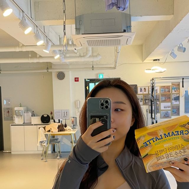 지윤 on Instagram: "#광고 #맥널티 #단백질 함유된 #스테비아옥수수크림라떼 

🌽🌽🌽 #옥수수 좋아하시는분들 모여라

#맥널티커피 #한국맥널티 에서 
출시한 #단백질 함유 #옥수수라떼 🌽

❗️옥수수 본연의 맛은 물론 #현미후레이크 #식감 챙김 
❗️대체당 #스테비아 사용
❗️#HACCP 인증 설비 생산
❗️적은양이지만 #단백질 1.43g
❗️#아침대용 #겨울간식 #다이어트간식 으로 딱이쥬 

진짜 찌인한 옥수수 맛 최고.. 💚🌽 

설탕범벅 라떼 말고 건강한 대체당 사용한 단백질도 있는
#옥수수라떼 짱 🥰

엄마한테도 해줬는데 맛있다며 ㅋㅋㅋ 
따뜻한 물 넣어도 진한 맛 나요!!!
더 진하게 드시고싶으신분 따땃한 우유가 좋겠네요.. 🥛"