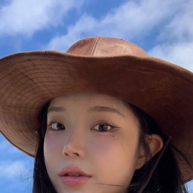 코씨X슈니 on Instagram: "#광고 핫걸룩을 비키니 커버업으로 입었더니 찰떡👙 크롭기장으로 묶어서 착용 #가을옷#핫걸#에어크림#긴팔#셔츠"