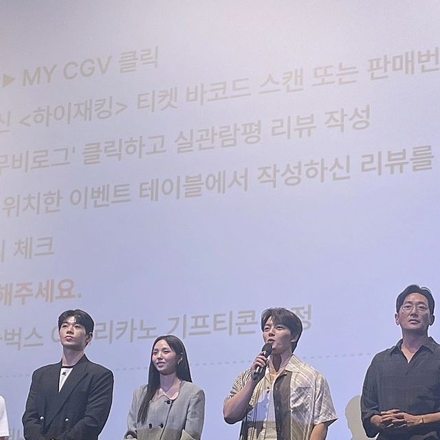 나리리 on Instagram: "#광고 #하이재킹
하이재킹 시사회 다녀왔어요!!
여객기 납치 사건을 다룬 이야기인데 배우들 연기가 
역대급이라 완전 몰입하고 봤어요!!
스케일이 큰 영화라 보는 재미도 있고 
4DX로 상영한다는데 또 보러 가고 싶더라고요
이날 무대인사로 배우님들 만나서 너무 좋았고
특히 여진구님 완전 존잘존잘!!! 눈 호강했네요
요즘 너무너무 더운데 극장데이트로 하이재킹
완전 추천드려요~!!

ㅡ
#6월21일극장대개봉 #하정우 #여진구 #성동일 #채수빈 #데이트 #시사회 #영화추천"