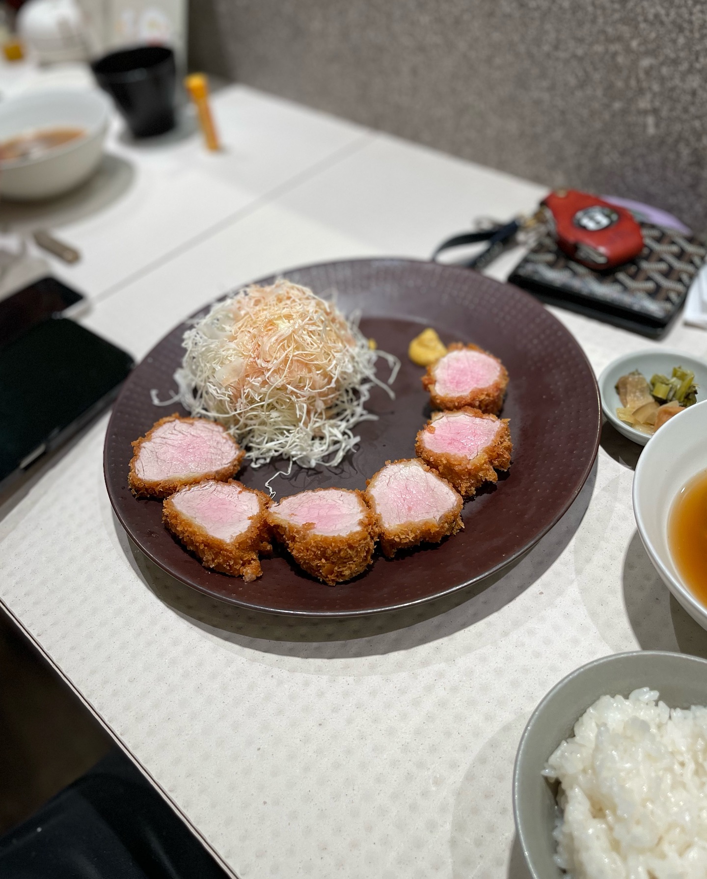 10팀 기다림 끝에 먹은 합정 #최강금돈까스 🐷
요즘 날씨엔 웨이팅 가능..^.^ 한파엔 불가 🥶
맛도 있지만, 직원분들의 친절함에 녹아요오 ㅎㅎ
마지막으로 후식과일까지 챙겨주시고 최고입니다 !!

돈까스집에서 식빵도 판매하는건 놀라워서 챙겨와보기..₩꿀꿀
choikangkeum_seoul choikangkeumbread 

#최강금돈까스 #금돈까스 #돈까스맛집 #돈까스 #합정맛집 #망원동맛집