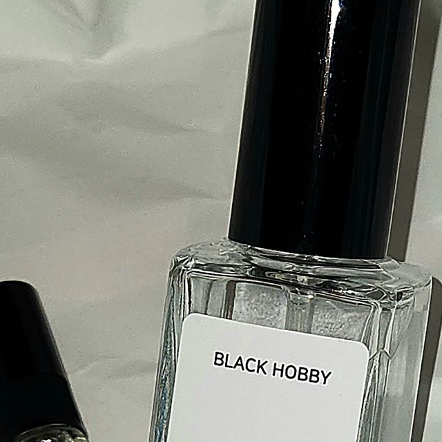 뷰베스터 on Instagram: "#광고 [#블랙하비 ]#모스포레스트30ml
500종의 향기를 판매하는 블랙하비 들어보셨나요⁉️
@blackhobby_official @blackhobby_global

어두운(Black) + 취미 (Hobby)라는 뜻으로 
내면 속 숨겨진 당신만의 취향을 찾아드리는 향수 쇼핑몰 #블랙하비 에서 #모스포레스트 30ml #제품제공 받아 사용해봤어요😋

현재 약 500종류의 향 보유 중으로 국내 최다향 보유하고 있으며 약 30만개 이상의 판매량과 약 5만개 이상의 구매평을 자랑하는 #블랙하비‼️
많은 분들이 지속적으로 찾는데는 분명한 믿을만한 이유가 있죠👍🏻

#모스포레스트 
500향 중 #모스포레스트 는 인적 드문 초록빛이 가득한 숲의 이끼향 이에요🌳
비슷한 향수는 "불리 포레드코미" 인걸요!
눈 감고 맡으면 정말 사람의 발길이 닿지 않는 소나무🌲 숲의 이끼향이 은은하게 느껴져요🌱

향만 맡아도 차분해지며 힐링이 되는걸요💚
약 3시간 이상 지속되며, 봄 여름 가을 겨울 사계절에 무난하게 사용하기 좋은 항이에요!

블랙하비의 #드레스퍼퓸 은 사탕수수를 으깨고 착즙 내어 직접 발효시킨 향수 베이스와 검증된 오일을 사용하여 만든 "고농축 드레스 퍼퓸" 이에요!🧖‍♀️

반드시 안전기준에 맞게 제작되며, 
방부제❌️ 프랄레이트❌️ 카드뮴❌️ 납❌️ 수은❌️ 붕소산❌️ 황산❌️ 석면❌️ 
유해금지물질은 무조건🙅‍♂️🙅‍♀️

내 피부에 바로 닿는 거기에 더욱더 따져보고 골라야 하는걸요!
다년간의 제작 경험, 수십만 개의 판매를 해온 #블랙하비 의 숙성된 노하우를 향을 맡아보기만 한다면 
바로 직접 느껴볼 수 있어요🥹

패키징도 모던 그 자체🤍🖤 남녀노소 불문하고 무난하게 좋아할 향과 패키징이라서 선물 🎁 하기 정말 좋은걸요!
받는 사람도 주는 사람도 함께 기분 좋아질 #센스만점선물 이에요💝

최적화된 원료의 조합으로 약 500종의 다양한 최상의 향기 여러분도 #블랙하비 에서 함께 느끼고 즐겨봐요♥️

✅️제품링크: https://m.blackhobby.co.kr

#광고#향수#향수추천#향수선물#선물추천#니치향수#수제향수#남자향수#여자향수#드레스퍼퓸#섬유향수"
