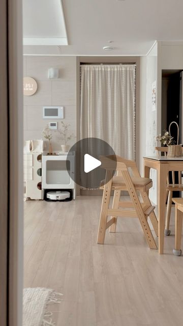 나랭 ᜊ̆ ̆ 감성육아 | 아기랑여행 | 집꾸미기 | 아기방꾸미기 on Instagram: "#광고 | @dholic_furniture
⠀
⠀
SE0등급의 안전한 소재로 만들어진
따뜻한 소나무 원목의 어린이식탁의자🌲
⠀
발판 높이는 무려 7단계, 좌판은 5단계
앞,뒤 간격까지 자유롭게 조절해 사용할 수 있는 이 제품은
바로 디홀릭가구 피노키오 의자인데요 👀🫶🏻
⠀
5세, 정확히는 42개월인 이현이의 경우
의자 폭이 좁은 제품들을 너무 불편해하는터라
진작 일반식탁의자를 사용하고 있었거든요.ᐟ
⠀
하지만 이현이가 일반의자를 사용하기엔
높이가 맞지 않아 항상 불편한 자세로 밥을 먹었었던,,
그래서 흘리기도 정말 많이 흘렸었고요🤯
⠀
디홀릭가구의 피노키오 어린이식탁의자를 만난 후
이 곳에 앉아야 한다고 일러주지 않았는데도
스스로 피노키오 의자를 찾더라구요〰️
그래서 식사나 간식시간은 물론 그림그리기, 블럭쌓기 등
각종 놀이를 즐길 때에도 모두 피노키오 의자와 함께 하고 있어요🍃
⠀
A자 모양의 디자인으로 설계되어
혼자 오르내리는 것도 엄청 안정적이구요🤣
오염에 강한 PU쿠션이 적용되어
관리도 너무너무 쉬운 어린이식탁의자랍니다👍🏻👍🏻
⠀
요즘 우리 이현이의 모든 일상을
함께하고 있는 디홀릭가구 피노키오 어린이식탁의자.ᐟ
⠀
요즘 원목가구들 가격 정말 상상 이상인데
가격 마저 합리적인 제품이라
어린이식탁의자 찾고 계셨던 분들에게
특히 추천하고 싶어요🤎
⠀
⠀
⠀
#디홀릭가구 #어린이식탁의자 #피노키오의자 #디홀릭피노키오 #국민어린이식탁의자 #유아식탁의자 #아기식탁의자 #하이체어 #리틀피노 #리틀피노의자 #리틀피노쿠션 #어린이가구 #유아가구"