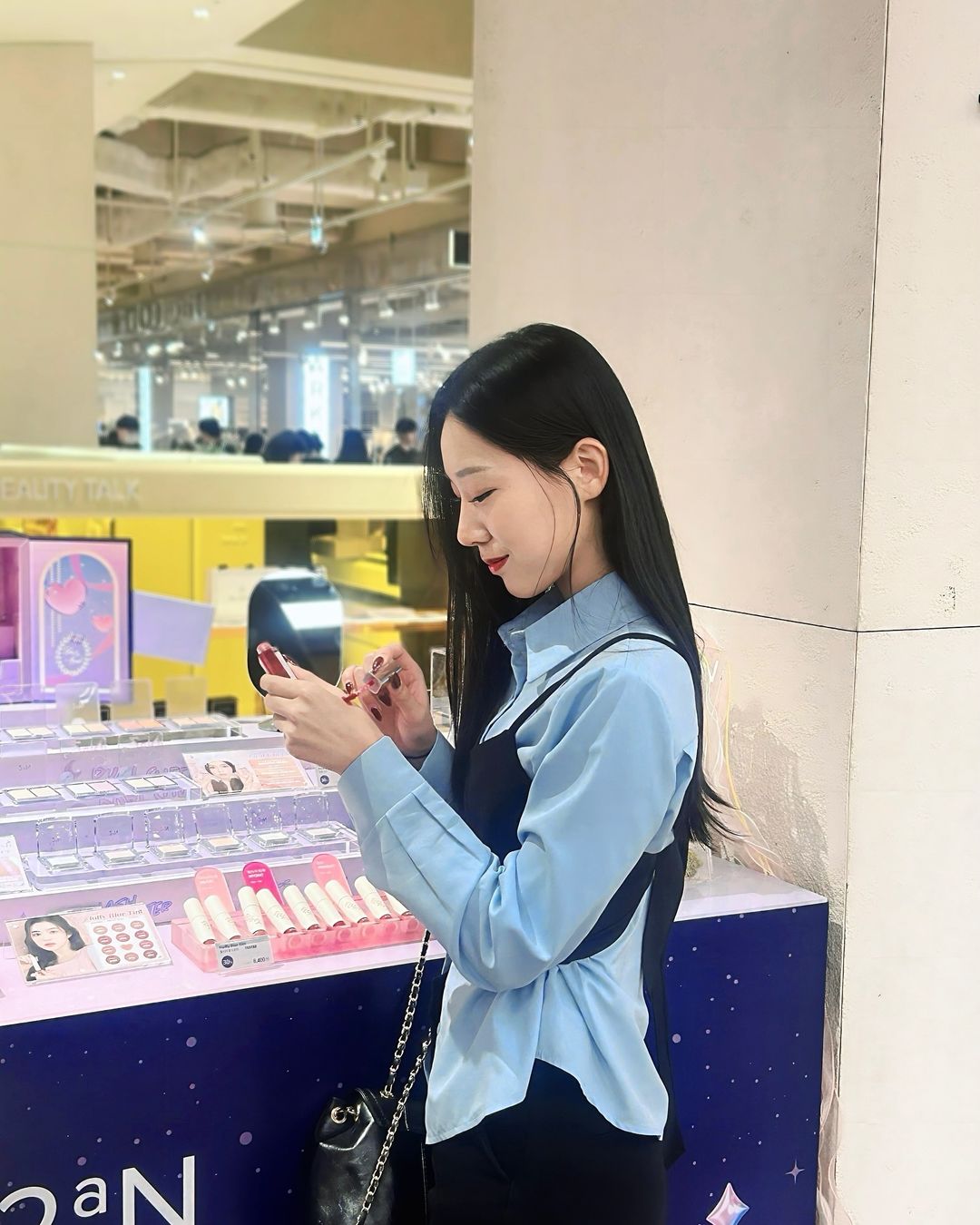 김도연 | KIMDOYEON | #광고 필수 방문해야하는 더현대 팝업(?) 방문한 해도 본품을 주는 투에이엔 팝업스토어에 다녀왔어요. 💕 아이린님이 모델인 @2an_official 은 하이라이터 맛집인데요. 낭낭한 컬러감에 뭉치지 않게 레이어링 되서 정말 이쁘더라구요. 현장... | Instagram