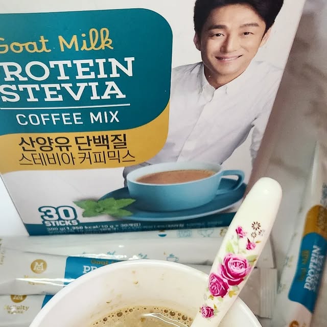 송이 on Instagram: "#협찬 산양유 단백질 스테비아 당제로 커피믹스 @mcnulty_official

맥널티가 직접 개발한 단백질 커피믹스☕

커피도 마시면서 단백질도 같이 먹을 수 있는 일석이조❗️
커피믹스를 소개해요~

커피마시면서 단백질 보충 필요한 자기관리하시는 분~
믹스커피를 너무 좋아하는데 건강이 걱정된다?
이런 생각으로 건강하게 드시고 싶은 분들에게 강추해요 👍 

모유와 가장 유사해 소화흡수가 잘된다는 ‘산양유 단백질’ 이 들어있어요!(네덜란드산)

유당불내증이신 분들?! 안심하고 먹을 수 있답니다

천연 감미료로 스테비아 사용하여
맛나게 먹어도 걱정없는 제로슈가!

HACCP 인증 설비 생산으로 안전한 음료맥널티 스테비아 

이제 커피+단백질 같이 마셔요~

https://m.mcnultycoffee.com/

#맥널티 #산양유단백질스테비아커피믹스 #단백질커피 #산양유 #산양유단백질 #스테비아 #커피믹스 #다이어트커피 #맥널티커피 #한국맥널티"