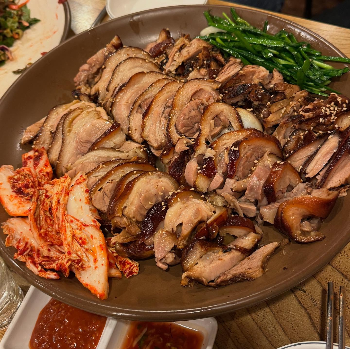 💬 야들야들한 따끈한 족발이 넘 맛있는 사당 족발맛집🐷 새콤달콤 막국수도 맛있잖아...??

📍한양왕족발 ⭐️⭐️⭐️⭐️

📋
족발 대 41,000원
쟁반국수 12,000원

🗺️
서울 서초구 방배천로2안길 15