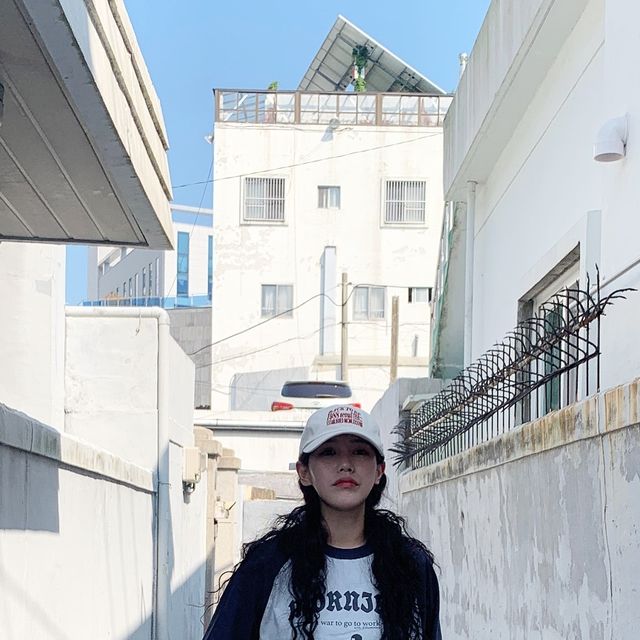 @silent__quiet on Instagram: "#광고 @1rony9orno_official 

아이러니포르노 86-IRO284 [워터프루프] 윈드브레이커 와이드 밴딩 팬츠 딥핑크

나 핑크 바지는 또 처음이잖아...
이쁘네?

#아이러니포르노화이트라인#아이러니포르노#나일론셋업#무신사#IRONYPORNO#IRONYPORNOWHITELINE#팬츠#와이드팬츠# Pants"
