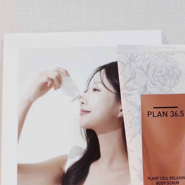 걱정을 안해서 걱정을 안하면 on Instagram: "#광고 . #plan365 #플랜트셀 릴렉싱 #바디스크럽 건조한 피부에 관리하기 좋은 성분도 눈에 들어오지만, 이와 동시에 스크럽 향이 만족스러워서 더 손