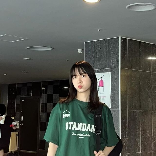 지연 on Instagram: "#광고#스탠다드에러#남여공용#데일리룩#무신사#반팔티#숏슬리브#STANDARDERROR 🐸☔️"
