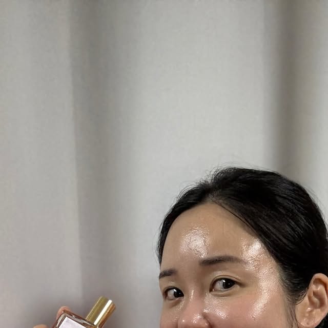 김 은정 on Instagram: "#광고 향수💕

달달한데 시원한 향기에요✨
향수에서 이게 가능한건가요..?.! 🥹

사용할수록 좋은 향수❣️
주변에서 더 탐내는 향수❣️

남편도 좋다고 같이 쓰고,
이건 엄마가 하나 달라고 요청한 것😅
.
.
.
#꽃향수 #니치향수 #달달한향수
#과일향수 #남녀공용향수 #상큼한향수
#플로럴향수 #오래가는향수 
#지속력좋은향수 #승무원향수
#달콤한향수 #은은한향수 #베리향수 
#작약향수 #포근한향수 #데일리향수
#휴대용향수 #러블리아쥬떼 #오드퍼퓸"