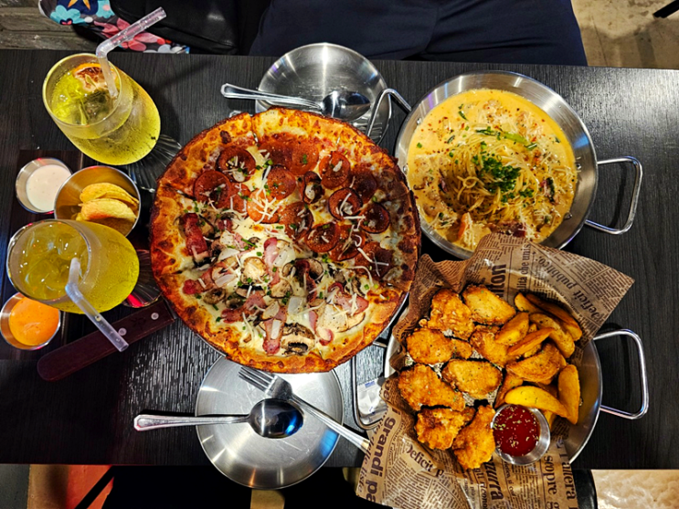 교대역 술집 피자에 미치다 피자뿐 아니라 토마토 홍합탕 파스탕까지 맛있는 집