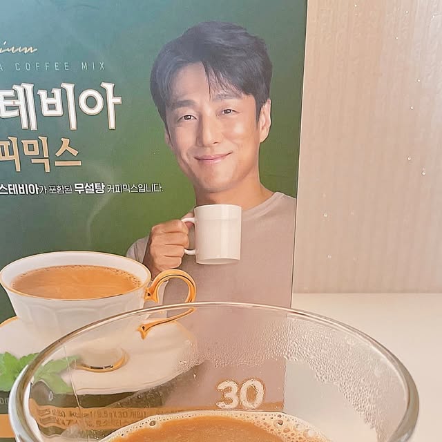 김그린 on Instagram: "#협찬 맥널티 스테비아 커피믹스

달달한 커피 좋아하는데 달달 커피는 칼로리가
너무 높아 최대한 자제하고 있다면! 다이어트 하는
사람들도 마실 수 있는 대체당 스테비아 커피믹스
덕분에 달달한 커피 마음 놓고 마시고 있어요
지진희커피로 잘 알려져 있는 맥널티 믹스커피☕

달콤함은 그대로인데 설탕이 제로라니!!
무항생제 1등급 우유를 사용했으며 크리머도 당제로이기
때문에 평소 액상과당 등 당이 걱정이었다면 이젠
지진희커피 맥널티 스테비아 커피믹스 마셔보세요💚

☕구매링크 : https://bit.ly/Stevia30

#맥널티#스테비아#커피믹스#스테비아커피믹스#지진희커피#지진희#믹스커피#다이어트커피#맥널티커피#한국맥널티 #coffeetime"
