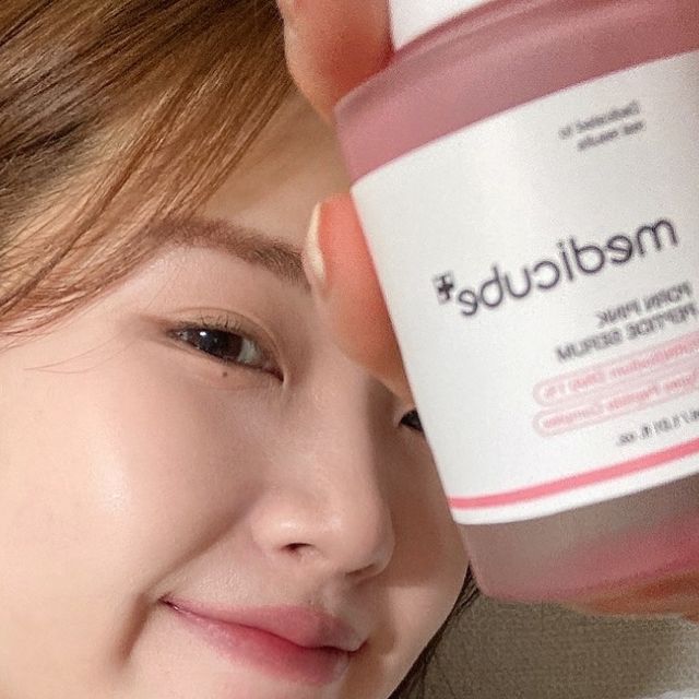금 다 정 on Instagram: "#광고

성분맛집 메디큐브에서 나온 신상 PDRN핑크흔적앰플🩷

연어에서 추출한 PDRN성분이 최다 함유되어 있어 피부잡티 강력하게 잡아주고 핑크토닝 효과를 보는게 2주만에 가능하다는 앰플!!
“물론 개인차가 있을 수 있음

피부장벽 케어에 도움을 주고 고농축으로 수분감은 깊게 채워주는데 그렇다고 끈적이진 않고 흡수빠른 !

진짜 거짓말 안하고 모공세럼만 쓰다가 피부 좀 밝아지라고
이것만 쓰고 있는데 흡수 빨라서 너무 좋음 ㅠㅠ
딱 요즘같이 찝찝한 계절에 산뜻하게 마무리 완전가능👊

흡수빠른 앰플 찾는다, 속광 케어 필요하다, 피부흔적 개선하고 싶다 하는 사람 진짜 써보는거 추천🙏🫶🏻
믿고 쓰는 메디큐브

#메디큐브PDRN#메디큐브PDRN핑크흔적앰플#핑크흔적앰플#PDRN#잡티세럼#잡티앰플#흔적앰플"