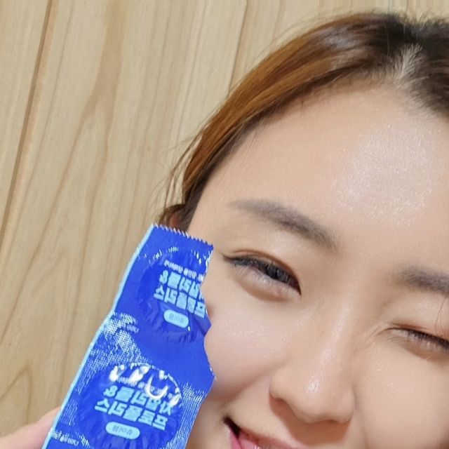 𝐍𝐚𝐢𝐥𝐚𝐡 | 네일라 on Instagram: "#광고 영양까지 챙기는 자일리톨 본 적 있수~?

좋은 기회가 생겨서 먹어본 상아제약 🩵자일리톨&프로폴리스🩵
요즘 다이어트 해서 그런지 입이 텁텁하거나 특유의 단맛(?)이 날 때마다 하나씩 줏어먹는 중...
프로폴리스 챙겨먹는 것도 번거로웠는데, 요거 하나로 한 번에 챙길 수 있으니, 일석이조 그 잡채!

핀란드 현지에서 생산한 100% 자일리톨이 무려 90.35%✨️ 나도 못 가본 핀란드는 내 혀는 가봤다...🌿

게다가 영양제로 유명한 호주산 프로폴리스 함유로 영양까지 꽉 잡았다구요~❤️ 프로폴리스 신경써서 챙겨먹는거 귀찮지만, 입냄새 까지 잡는거? 못 참쥐~?

여러개를 한 통에 담아서 보관하는 타사 자일리톨들과는 다르게 개별포장이 되어있어서, 위생적인 면에서도 몹시 만족했어요ㅎㅎ 그리고 하나씩 들고다닐 수 있어서 휴대성도 몹시 좋음... 나같은 보부상들한테는 정말 꿀템 그 잡채;;;;;

+ 다이어트 하느라... 입 심심할 때마다 종종 챙겨먹었는데, 입 속이 fresh🌿 해져서 그런지 다이어트에 큰 도움도 되었다는 사실...☺️ 설탕이나 향료, 색소 첨가물이 모두 무첨트라서 더더더! 상쾌했다는 점...진짜 완전 강조하고싶음 ㅠ 요즘 내 최애 자일리톨...✨️

요 기깔나는 제품은 💙🩵트레이더스💙🩵에서도 구매할 수 있어요!!!
🔥 구매 가능 지점 : 송림점, 안산점, 월평점, 킨텍스점, 연산점
🔥상아제약 공식몰 상아팜에서도 구매 가능

더 자세한 정보가 궁금하시다면?
📍@sanga_pharm

#광고#협찬#상아제약#자일리톨프로폴리스#무설탕#제로슈가#트레이더스#트레이더스신상#트레이더스추천#트레이더스추천상품#트레이더스추천템"