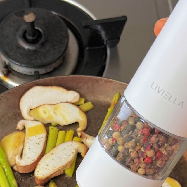 AHREUM 🤎 패션 뷰티인플루언서 on Instagram: "#광고 리비엘라 그라인더 🧂 통후추 좋아해서 후추는 항상 통후추 쓰는데,, 지금까지 수동 그라인더 썼거든여..?ㅋㅋㅋ 리비엘라 전동그라인더 왜 진작 안샀을까!!! 블랙 컬러도 사서 세트로 맞춰둬야 겠어요. 
후추 가는거 이렇게 쉬운거였다니,, 충전식이라 편리하고 불빛도 있어서 어두운 곳에서도 사용하기 좋겠더라구여! 
조절 레버로 굵기 조절도 가능하니까~ 원하는 입자로 갈아서 먹을 수 있어요~

#광고#소금후추전동그라인더 #소금전동그라인더 #소금자동그라인더 #후추전동그라인더 #후추자동그라인더 #자동그라인더 #전동그라인더 #깨갈이 #리비엘라 #리비엘라전동그라인더"