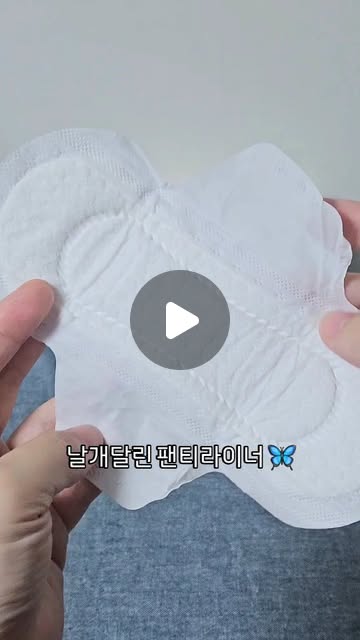 댜밍 | 경기 인천 맛집ㆍ핫플 | 밀키트ㆍ디저트ㆍ집밥 | 코덕 on Instagram: "#광고 @okwhaledream

춤추는 고래 날개형 롱 팬티라이너 🐋

임신 중 에스트로겐 호르몬 분비 증가로
속옷이 젖을 만큼 분비물이 확 늘어
팬티라이너는 필수인데
아무래도 팬티라이너는 일반 생리대처럼
날개가 없어 말리고 접혀
오히려 더 불편하더라고요 😢

춤추는 고래 날개형 롱 팬티라이너는
길이도 길면서 날개까지 달려 있고
속옷에 안정적으로 고정되어 있어
웬만한 움직임에는 꼼짝하지 않아
몸을 많이 움직여도 엄청 편안해요.

게다가 흡수력이 좋아
찝찝한 느낌도 거의 없는 데다
양이 많지 않은 생리 전, 후
생리대는 착용감이나 가격이 부담스럽고
흡수력이 약해 넘쳐버리는
일반 팬티라이너와 달리
가격과 사용감에서 만족도가 훨씬 높아요.

.
.
.

#팬티라이너#롱팬티라이너
#날개형팬티라이너#날개라이너
#춤추는고래#소형생리대#여성용품"