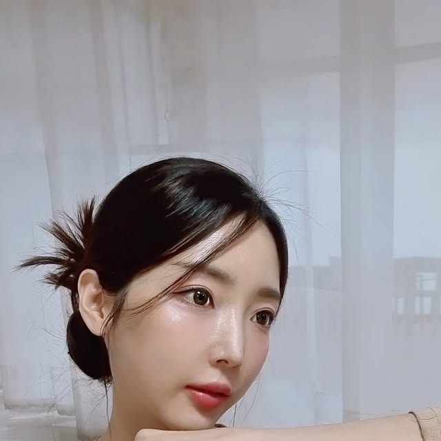 정인희 아나운서 on Instagram: "#광고 피부 관리에 진심인 분들께 추천하고 싶은 @w_choice_official 설희 리얼화이트 5종🤍

설희는 '눈처럼 희다' 라는 뜻의 하얀피부를 갖고싶어하는 염원을 담아 만든 제품이예요🕊따라서 투명한 피부만 원하는 분들에게 딱!❄️ 나이아신아마이드와 트라넥삼산이 5종 모두에 들어있는 고기능성 제품으로  피부 톤업은 문론, 주름 케어를 동시에 할 수 있어요. 
화이트닝 제품은 건조할까 걱정했는데, 크림부터 에센스까지 속부터 차오르는 보습감이 정말 좋아요..피부가 촉촉해지면서도 끈적임 없이 산뜻하게 흡수되네요💧
스킨부터 크림까지 풀 라인업으로 구성돼 있어서 스킨케어 루틴을 간편하게 해결할 수 있는데 제품 하나하나 피부에 착 감기는 느낌이 너무 좋고, 은은한 향까지 더욱 기분 좋게 만들어요🤍 패키지 구성까지 고급스러워서 선물용 강추!

 🏷https://smartstore.naver.com/w_choice/products/11178015023 토너/ 앰플/ 에멀전/ 미백크림/아이크림 구성 [리얼화이트 5종 set ₩149,000]

#설희 #미백화장품"