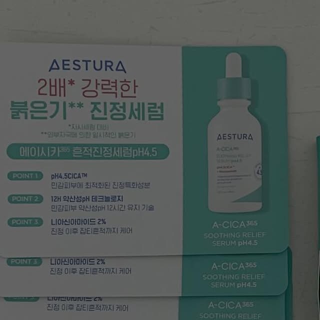 @nongaebee on Instagram: "#광고 #제품제공
🎈에이시카365 흔적진정세럼 pH4.5
@aestura.official 

이 글은 '에스트라'로부터 제품과 소정의 수수료를 제공 받아 작성된 솔직한 리뷰입니다

에이시카365 흔적진정세럼 pH4.5를 7일간 사용해보았습니다.

민감피부의 붉은기는 일반 피부보다 높아져있는 피부 pH때문이에요
피부 pH 보호막이 무너지면 장벽이 손상되어 외부 자극요인의 침투로 피부에 붉은기가 발생해요

저도 평소 얼굴의 붉은기가 고민이였는데요. 그럴땐 시간이 지나면 모공이 덜 닫혀 화장을 뱉어내기도 해서 외출 전이 항상 힘들었어요 😖
 그런데 [에이시카365 흔적진정세험 pH4.5]를 발라주니 열감 가득했던 제 피부가 쿨링되어 진정되고 화장도 잘 먹게되어서 확실한 개선효과를 봤어요! 

실제 에스트라 실험결과 1회 사용만으로도 자사 세럼 대비 121% 붉은기 개선효과를 보였고,외부 자극으로 인한 일시적인 붉은기에는 자사 세럼 대비 2배나 강력한 붉은기 개선효과를 보였다고 합니다.

현재 <에스트라 에이시카365 흔적진정세럼 pH4.5 40ml + 20ml (에이시카 크림 1ml) > 까지 이 모두를 남은 4월 기간동안 @oliveyoung_official 에서 25%할인된 금액으로 만나보실 수 있으니 (구매링크: https://www.oliveyoung.co.kr/store/goods/getGoodsDetail.do?goodsNo=A000000222839
구매하러 . ..💈

#pH4.5약산성시카세럼 #에이시카약산성세럼 #에스트라약산성세럼 #약산성시카세럼 #약산성붉은기진정세럼 #에이시카붉은기세럼 #올영진정세럼추천 #올리브영진정세럼 #에이시카흔적진정세럼 #에이시카세럼 #흔적진정세럼 #에이시카 #흔적세럼 #진정세럼 #에스트라 #민감피부 #진정 #흔적 #붉은기 #잡티"