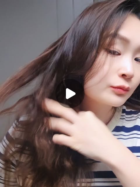 🐬 Marina on Instagram: "제품제공 ㅣ 스타일링 크림🌿
🌿[AFTER DAWN] 멀티 스타일링 크림🌿

🌿 Marina
오후만 되면 축 처지는 머리,
왁스는 너무 떡져서 부담스럽다면?
선택해 보세요.

반곱슬, 손상모라
비오는 날이면
더더욱 부시시 해지는 헤어~
향도 좋은 제품으로 추천합니다.

발림성 좋고, 손에 끈적임이 남지 않는 산뜻함으로
딱딱하게 굳지 않고 자연스럽게 결은 살리는~

금방 스타일링이 가능한 간편한 크림~

제가 찾던 그 제품이네요 👍 
한결 차분해졌어요.

🌿 광고 #애프터던#AFTERDAWN
#멀티스타일링크림#Multistylingcream
#컬크림헤어에센스 Kbeauty 
HairHairCareRoutineDailyHair"