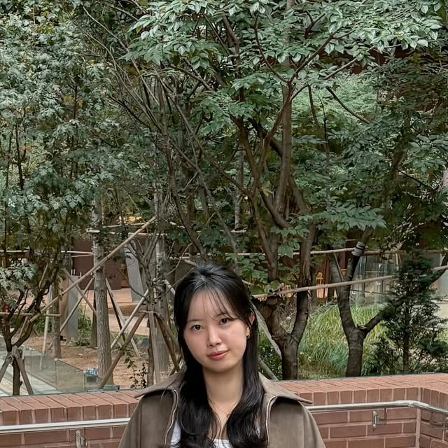 이옹나 | 패션 on Instagram: "#협찬 초록은 제 페이보릿 색 중 하나인데요. 가을되니까는 톤다운 카키에 그렇게 눈길이 가더라니 아무래도 아우터 먼저 데려왔어요. 역시 카키는 진리야.. 눈 편안해지는 자연주의 색감 넘 조흠. 

M사이즈 저한테 조금 길다 싶었는데 밑단 스트링으로 조여입으니까 아방해지는 맛이 있어요. 스웨이드 재질에 은근 도톰해서 가을 내리 입기 좋은 간절기 아우터. 가을 색감 걸치니 계절이 바뀐게 실감나는 요즘이에요🌳 . .🌳. . 🌳🖤

#아이러니포르노화이트라인 #IRONYPORNOWHITELINE #남여공용자켓 #자켓 #레더자켓 #스웨이드자켓  #아우터 #레더 #데일리룩 #자켓추천  #JACKET #LEATHERJACKET #SUEDEJACKET"