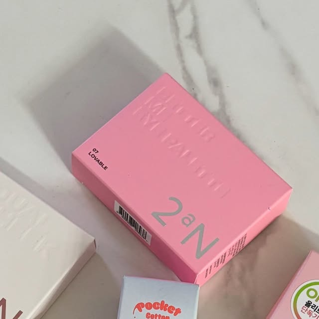 @_yeezn on Instagram: "#투에이엔광고 @2an_official 블러팟 제형을 스틱에 담아 언제 어디서나 보송하게 터치할 수 있는 포켓 코튼 블러링 스틱 💗 그중 03호 베리 밀크는 흰기 낭낭하게 섞인 쿨 핑