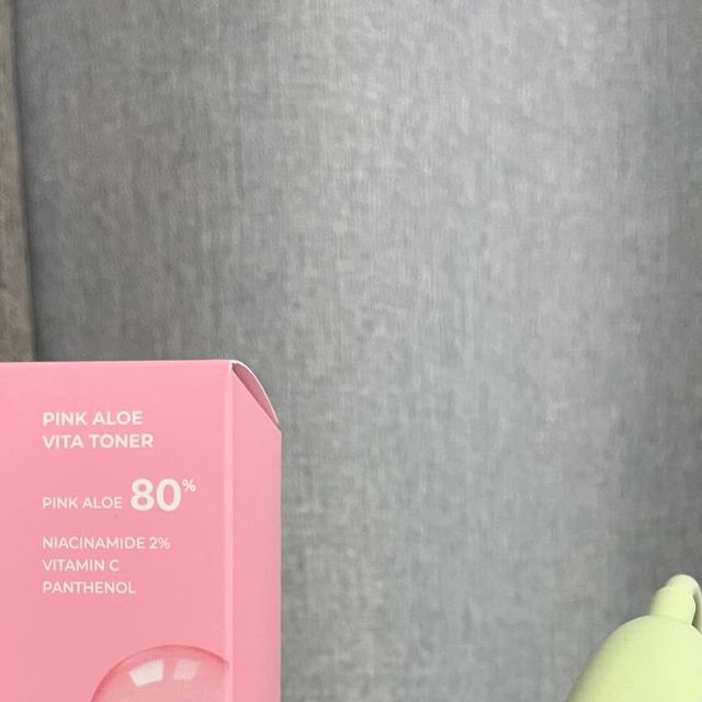 김주영_건반쟁이 on Instagram: "진정과 보습에 탁월한
핑크알로에 (알로에베라잎수)를
정제수 대신 80% 함유하고 있는
에이프릴스킨 핑크알로에 비타토너

과다 피지 피부나 문제성 피부가 세안 후 
첫 단계 아이템으로 사용하기 좋은 
순하면서도 촉촉한 수분진정 토너

팩토로 사용하기 좋은
워터 타입의 핑크알로에 비타토너 

핑크알로에 성분 80%,
나이아신아마이드 2%,
비타민C에 판테놀이 주성분이다 
함량맘 보면 에센스정도의 비율이라 
나는 팩토로 자주 사용하고 있다 

뾰족캡이 별도로 들어있어서
장착해서 사용하면 흐를 일도 없다

나는 압축시트에 토너를 충분히 젹신후
팩처럼 사용해봄 
10분정도 있다 떼어냄 
과한 유분감없이 산뜻하고 촉촉하다
일반 워터제형으로는 느낄 수 없는 촉촉함 ㅎ

용량도 250ml나 되어서 닦토, 토너팩 등
아낌없이 피부를 위해 사용할 수 있는 짐승용량 ㅎ

https://m.aprilskin.com/product/detail.html?product_no=1316

#광고#에이프릴스킨 #@aprilskin_korea #핑크알로에 #핑크알로에토너# 비타토너#토너#스킨#저자극토너#진정토너#약산성토너#피부진정#피지#피지제거#알로에 #데일리토너#토너추천#피지개선"