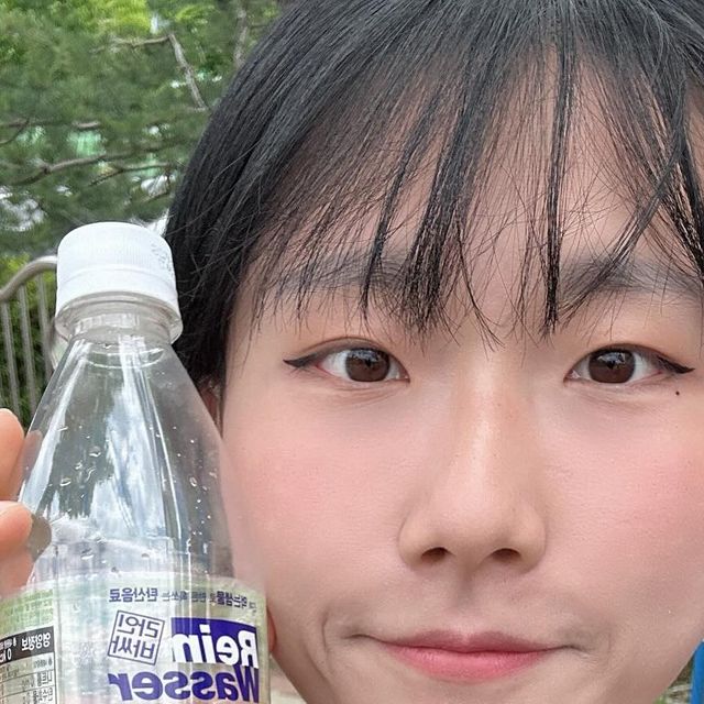 crossme on Instagram: "#협찬 #신제품 #탄산수 #라인바싸
안녕하세요! 크로스미입니다~~🥹🥹
좋은 기회로 라인바싸 탄산수를 제공받아 먹어보았습니다♥︎ 

그냥 탄산수는 맹물에 탄산만 있어 무맛에 먹기가 조금 힘들었는데 라인바싸 탄산수는 강탄산에 생수로만 만들고 라임 민트향이 첨가되어있어서 그냥 탄산수 못 먹는 저에게 너무 잘 맞고 좋았던 제품이에요!!

첫입에 오잉? 했는데 은근.. 매력적인 제품이라 차게 해놓고 잘 마시고 있어요 지인들에게도 몇개 나누어주었는데 다 맛있다며 좋아해주었습니당 ㅎㅎ 

라인바싸 신제품인 탄산수 두가지맛이 나왔다고하니 기회가 되신다면 사 먹어보세요💜
@dongashop_official"