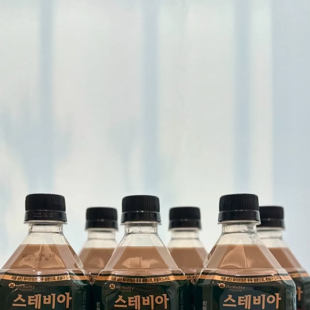 𝑲𝒊𝒎 𝑹𝒊𝒗𝒆𝒓 𝑽𝒊𝒏 ꔚ on Instagram: "#제품제공
@mcnulty_official

다이어트 중이라서 커피믹스는 정말 
생각도 못하고있었는데 이번에 맥널티에서
제로슈가 스테비아 커피믹스를 보내주셨어요.

맥널티 스타비아 커피믹스는 제로슈가 제품으로
저처럼 다이어트 중에 달콤한 커피 드시고싶으신분들께
정말 강력 추천 드립니다 . 

5천만잔이상 팔린 맥널티 스테비아 커피믹스의 음료형
제품으로 물을 끓이고 , 커피를 탈 필요없이 간편하게 나와서 
커피믹스를 좋아하시는분들이라면 냉장고에 쟁여두고 드세요.

처음 맥널티 스타비아 커피믹스를 먹을때 시원하게 얼음에
넣어서 먹었는데 꼭 얼음에 넣지않고 냉장고에서 꺼내서
바로 마시면 더 진한맛을 느낄수있더라구요.

스테비아 제품이라서 기존의 커피믹스맛이 얼마나 날까했는데
정말 설탕없이도 이렇게 달콤할수있구나를 알수있어요.
기존 커피믹스 제품들보다 훨씬 더 달고 살짝 고소한 
미숫가루맛도 나고 진짜 고소하면서 달달 최고의 비율이예요.

평소에 설탕섭취가 걱정되시거나 당이 있으셔서 커피믹스를
잘 못드셨던 분들이 드셔도 정말 좋을것같아요. 

저희 친정부모님은 정말 커피믹스를 좋아하셔서 아빠같은경우는
하루에도 8잔정도 섭취하셨었는데 맥널티 스타비아 커피믹스로 
바꿔드리고 난다음부터는 먹는것도 간편하고 맛도 기존 드시던
커피믹스와 비슷하다고 맥널티 스타비아로 지금 드시고 계세요.

간편하게 먹을수있는 맥널티 스타비아 커피믹스
황금비율로 만든 커피믹스의 끝판왕입니다, 정말

#맥널티#스테비아커피믹스#스테비아#커피믹스#1L커피
#지진희커피#커피#제로슈가#아이스커피#다이어트커피
#당뇨커피#맥널티커피"