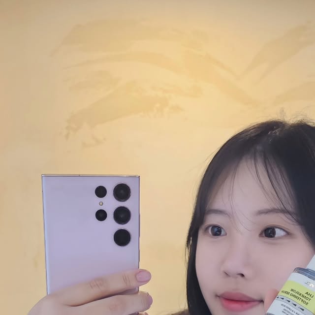 강남자취몽 / 자취일상 (25) on Instagram: "💆‍♀️ 하이클 x 라이온미 💆‍♀️
@hycl_official

신부관리로 유명한 💍에스테틱 브랜드 ‘하이클’에서 스킨케어 관리 받고 왔어요!
이번엔 라이온미 에스테틱 샵에서 하이클 기초제품들로 직접 관리받을 수 있었답니다💆‍♀️✨

특히 하이클은 ‘피부가 필요로 하는 만큼의 자극’에 초점을 맞춰서 강한 자극 없이도 피부결, 톤, 광까지 복합적으로 케어해주는 걸로 유명해요!

저는 하이클 LHA 톤앤글로우 소프트닝 세럼으로 관리 받았는데요.

5세대 고함량 필피쿨 성분이 각질은 순하게 정리하고,
피부결은 매끈하게 잡아줘서 딱 홈에스테틱이 가능한 세럼이었어요.

무엇보다 민감성 피부도 자극 걱정 없이 사용할 수 있어서
신부관리, 예민피부 관리템으로도 딱이에요!
에스테틱이나 피부샵 가기 바쁘신 분들! 집에서 하이클 세럼 하나로 에스테틱 효과 누려보는 것 추천드려요 ☺️❤️

#하이클 #에스테틱 #신부관리 #피부관리 #스킨케어 #꿀피부 #라이온미"