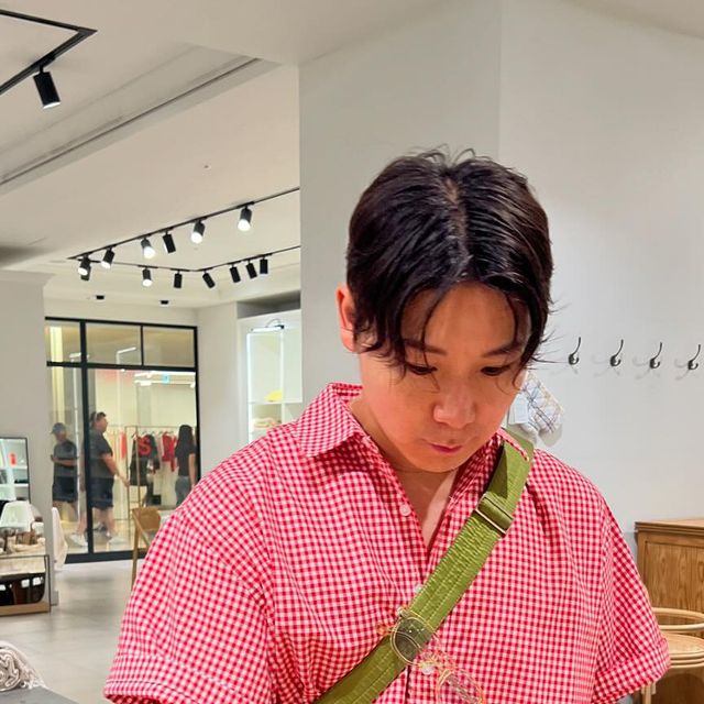 데일리 출근룩 | COS 미니멀룩 | 패션계정 on Instagram: "#제품제공 🗂️ 스탠다드에러 레드 반팔 체크 셔츠 항상 제 옷장에는 블루 계열의 옷들이 많았었는데요. 오늘은 과감하게 레드로 가봤