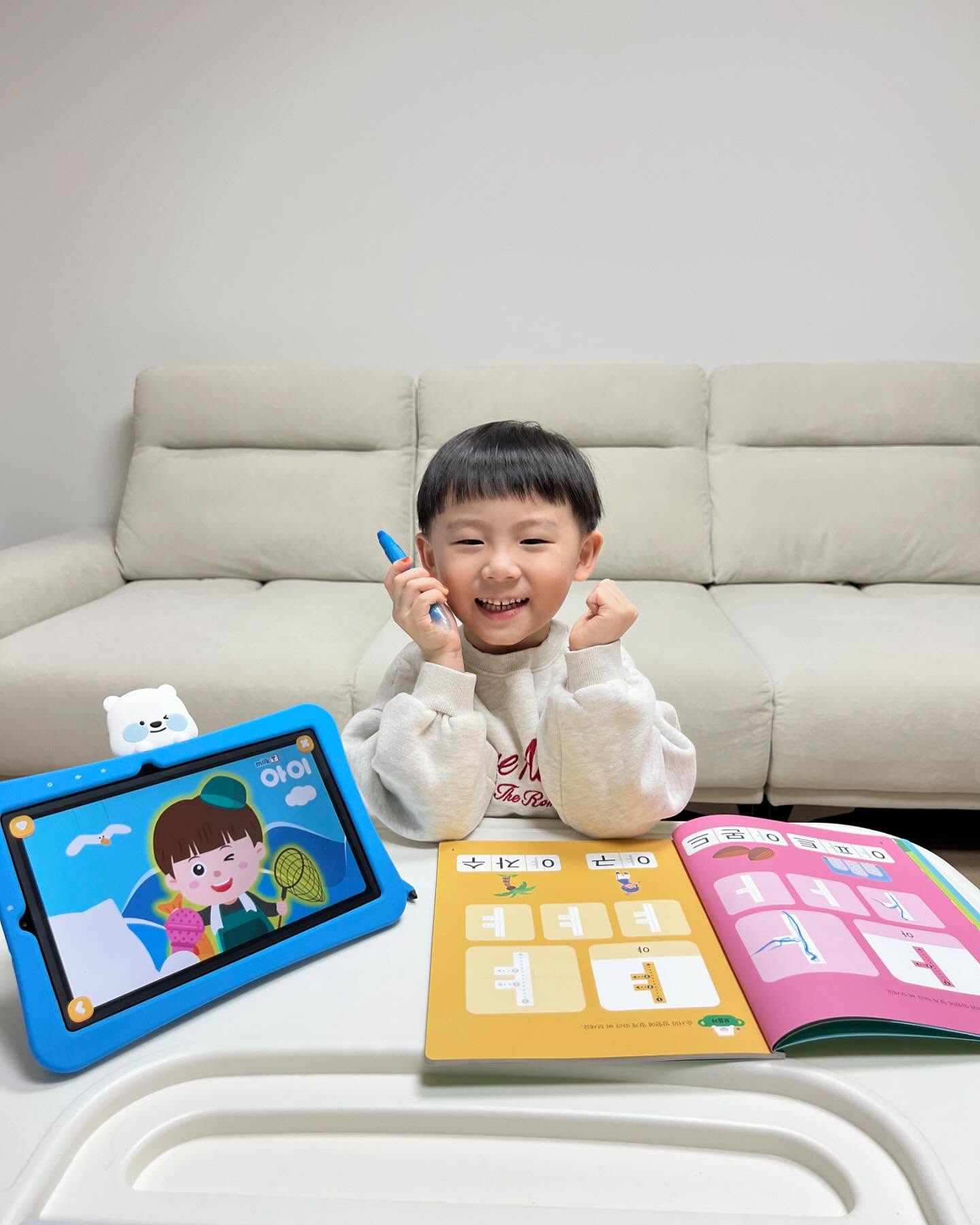 #협찬
⠀
주원이가 3월이면 유치원에 입소하게 되는데 한글공부를 어떻게 시켜줘야될지
고민이 많이 되더라고요, 한글관련된 책들은 많이 사놨는데 시작조차 하지 못했...🥲
그래서 이번에 우리 주원이를 위해 유아전문가가 만든 교구재인 ‘밀크티아이’를 준비했답니다☺️
⠀
항상 막막했던 한글공부를 밀크티아이 덕분에 아주 재미있게 시작했어요.
밀크티아이는 캐틱터 보상시스템으로 스토리몰입도 함께 할 수 있는 유익한 교구재에요.
귀여운 캐릭터들이 나오면서 재미있게 학습하는데 우리 주원이도 바로 관심을 갖더라고요?
밀크티아이에서 나오는 ‘잘했어요! 대단해요!’ 라는 말을 듣고 자신감을 얻어서
더욱 더 열심히 한글공부를 하고 있답니다 흐흐
⠀
두뇌 전문가 감수와 초등교사 추천을 받은 교구라 더욱 더 믿을 수 있었고, 문해력교구 까지 있어 엄마 마음에도 쏙 든 밀크티아이 랍니다.
앞으로도 밀크티아이로 계속 성장하는 주원이 지켜봐주세요 😘😘

💛밀크티아이가 궁금하신분은 무료체험신청이 가능하고,
무료체험신청하면 신세계상품권 3만원도 지금한다고하니
자세한사항은프로필링크를 확인해주세요💛

milkt_official 

⠀
#5세한글 #밀크T아이 #유아학습추천 #문해력키우기 #유아한글 #유아한글공부 #한글학습지추천 #n세한글떼기 #단어만들기 #한글받아쓰기 #유치원한글 #운필력키우기 #통글자익히기