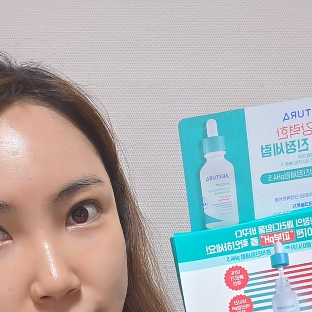 갓탄맘 🩷  뷰티리뷰/화장품리뷰/시술리뷰/피부과실장/피부관리/다이어트/필라테스/술꾼도시여자 on Instagram: "#협찬
#에스트라
@aestura.official
#에이시카365흔적진정세럼pH4.5

에스트라 에이시카365 흔적진정세럼 pH4.5을 
7일 동안 사용해보았어요!
예민한 피부를 가지고있어
쉽게 울긋불굿 해지는 민감피부인데
민감피부는 일반 피부보다 3배나 더 붉어지는데 그 이유는 
높아져 있는 피부 pH 보호막이 무너지면서
장벽이 손상되어 
외부 자극요인의 침투로 피부에 붉은기가 
발생해요~

민감피부 특화 브랜드 에스트라가 찾은 
민감붉은기에 최적화된 더마진정 솔루션 pH4.5CICA™

Zinc(징크)로 민감피부 진정+4X CICA로 손상된 피부장벽개선
+PHA로 약산성 환경개선과 건강한 피부 pH를 위한 
최적의 제형 pH 범위 4.5로 
제형만 약산성이 아닌, 피부표면 pH를 약산성으로 
12시간 유지시켜주는 기술울 적용했어요!
3D 그물망 구조에 pH4.5CICA™를 가둬 
12시간동안 피부pH를 약산성으로 유지하여 
나날이 사용할 수록 체감하는 
민감피부 진정효과를 높일 수 있어요!

에스트라 에이시카365 흔적진정세럼pH4.5은
현재 올리브영에서 4월동안 25% 할인 중입니다.

(본품40ml+추가증정20ml+에이시카 크림 1ml 샘플 증정)

구매링크
https://m.oliveyoung.co.kr/m/goods/getGoodsDetail.do?goodsNo=A000000222839

#pH4.5약산성시카세럼 #에이시카약산성세럼 
#에스트라약산성세럼 #약산성시카세럼 
#약산성붉은기진정세럼 #에이시카붉은기세럼 
#올영진정세럼추천 #올리브영진정세럼 
#에이시카흔적진정세럼 #에이시카세럼
 #흔적진정세럼 #에이시카 #흔적세럼 
#진정세럼 #에스트라 #민감피부 
#진정 #흔적 #붉은기 #잡티"