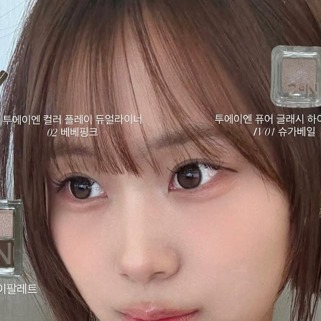 ヒ on Instagram: "#광고  이번 8월 #올영픽 에서 만난 투에이엔 신상🎀
핑크 무드가 가득한 이번 #러브버블컬렉션 올리브영 추천템으로 이미 유명한 제품이에요🐰

투에이엔 베러 미 아이팔레트 11 드리밍 컬러는 가루날림 없이 고운 발색으로 눈매에 은은한 음영감을 주고, 여리여리한 무드를 연출할 수 있어요 ✨

투에이엔 듀얼치크 02 러브,로지컬러는 볼에 자연스럽게 물들듯 발색돼서 자연스러운 발색이 마음에 들었어요! 뽀송하게 마무리돼서 여름에 사용하기 좋은 제품이에요 

투에이엔 글레이즈 바운싱 틴트 시리즈는 과즙 뿜뿜 컬러에 촉촉하게 발리면서 착색도 예쁘게 남아요. 데일리 립으로 추천드려요 :D 

투에이엔 퓨어 글래시 하이라이터 IV01슈가 베일컬러는 한 번만 쓸어줘도 은은한 광이 올라와 피부가 글로우하게 빛나요.
광택감이 과하지 않아 데일리로 쓰기 좋아요 ✨

투에이엔 컬러 플레이 듀얼 라이너 02 핑크 베베는 섬세한 애교살 음영 메이크업부터  글리터까지 다 가능한 멀티템🐰
양쪽이 다른 타입이라 활용도 최고라 여행 갈 때 하나만 챙겨도 든든해요 🎀

투에이엔 롱웨어링 파운데이션 미니 20호 복숭아는 미니 사이즈라 파우치에 쏙 들어가서 언제 어디서나 수정 화장하기 좋은 제품이에요
가볍게 발리면서도 지속력 좋아서 땀 많은 여름에 추천드려요 🍀

#광고 #올영픽 #올리브영추천템 #올영필수템 #러브버블컬렉션 #롱웨어링파운데이션미니 #컬러플레이듀얼라이너 #코덕맞팔"